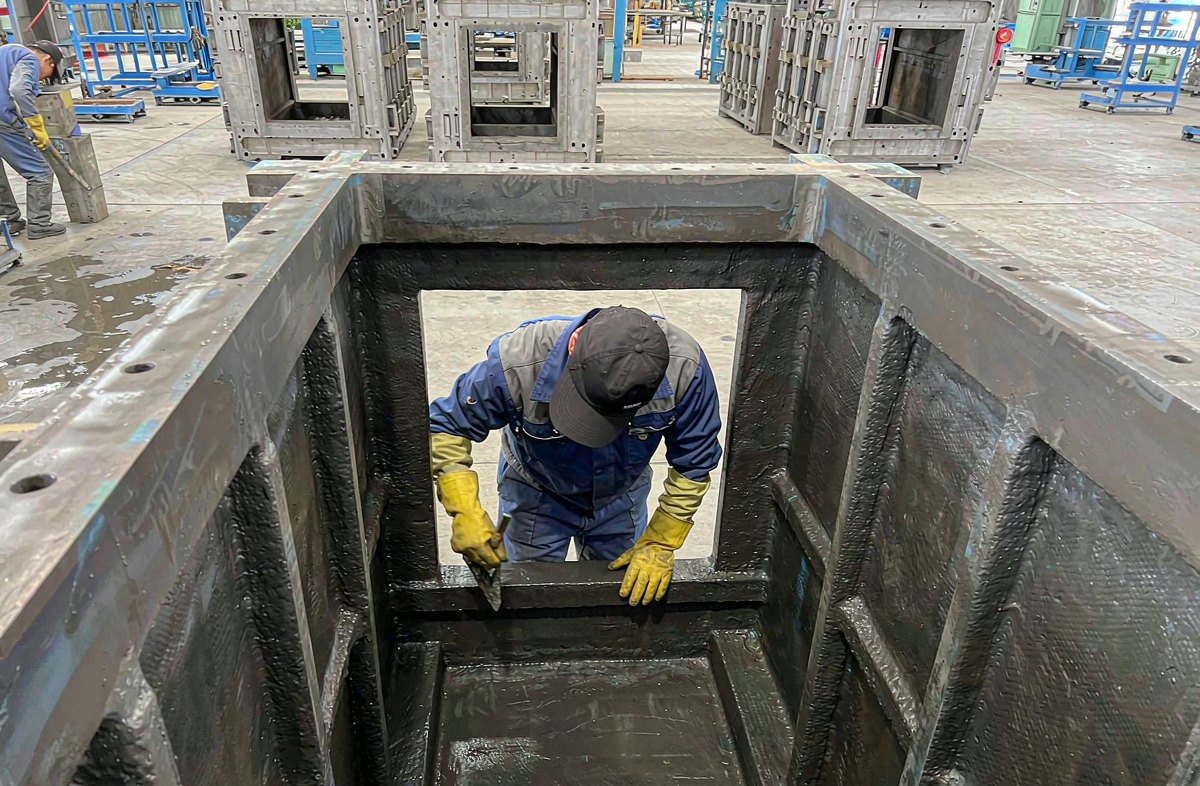 工人在模具表面涂刷脱模剂